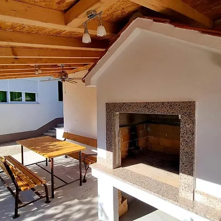 アパート Bava トロギール